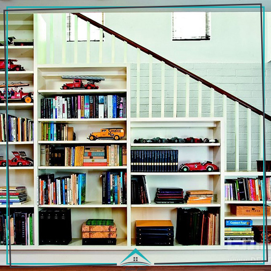 طراحی قفسه کتاب یا کتابخانه در زیر پله‌ها